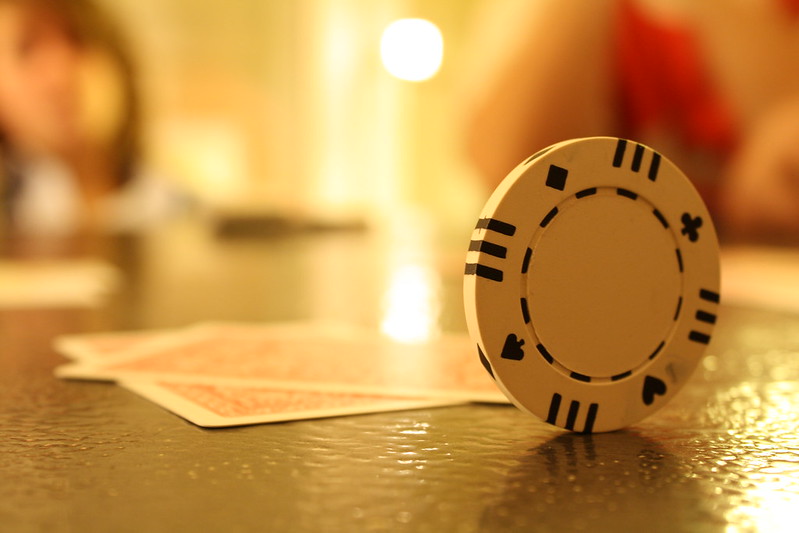 Poker, un jeton et deux cartes cachées